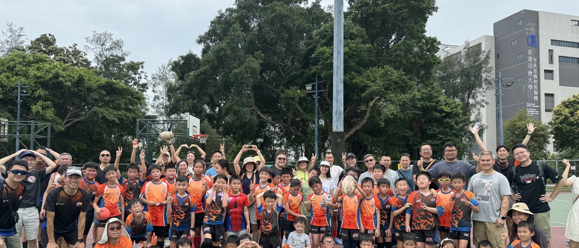 全會大合照,各年齡組球員同教練喺草地球場