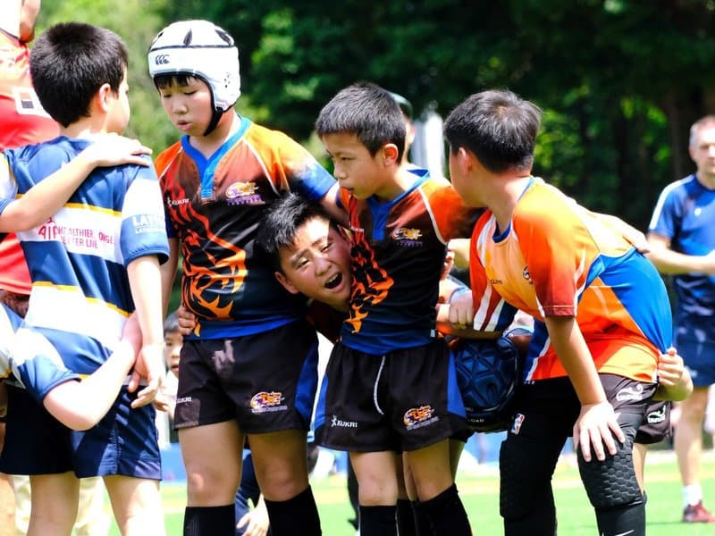 年幼組小朋友喺教練帶領下做練習