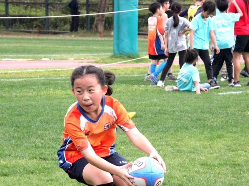 U9 球員喺比賽中面對碰撞接觸